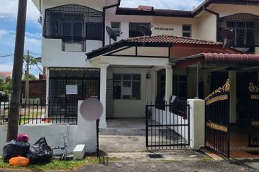 Corner lot! Double Storey Terrace House Taman Seroja, Bandar Baru Salak Tinggi, Sepang for Sale!