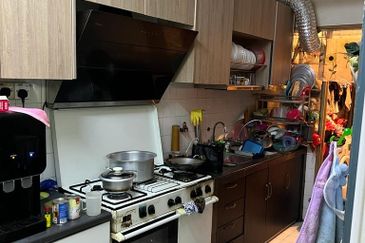 HOT SELLING BELOW MV! Block G Baiduri Apartment Desa Pandan for Sale!