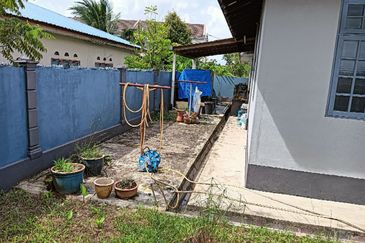 BEST LOCATION! Bungalow at Jalan Seri Teruntum Tanah Putih Kuantan Pahang for SALE!