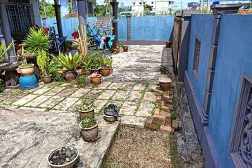 BEST LOCATION! Bungalow at Jalan Seri Teruntum Tanah Putih Kuantan Pahang for SALE!