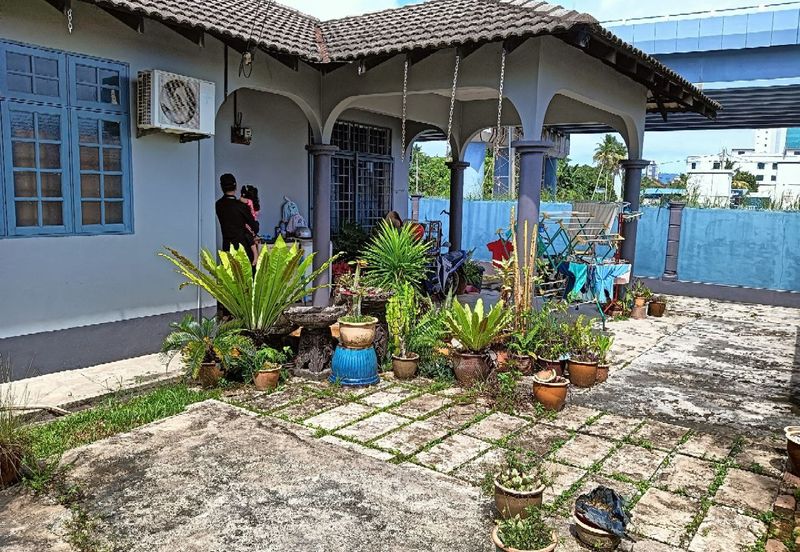 BEST LOCATION! Bungalow at Jalan Seri Teruntum Tanah Putih Kuantan Pahang for SALE!