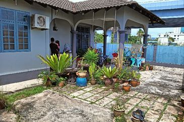 BEST LOCATION! Bungalow at Jalan Seri Teruntum Tanah Putih Kuantan Pahang for SALE!