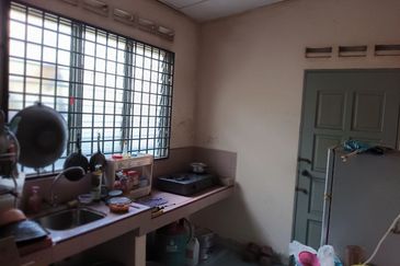 BEST LOCATION! Bungalow at Jalan Seri Teruntum Tanah Putih Kuantan Pahang for SALE!