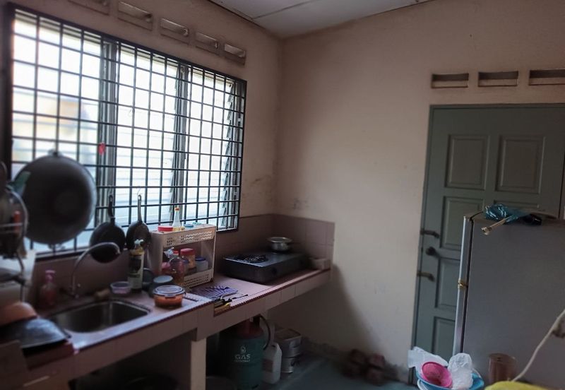 BEST LOCATION! Bungalow at Jalan Seri Teruntum Tanah Putih Kuantan Pahang for SALE!