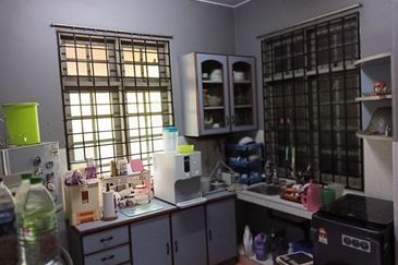 BEST LOCATION! Bungalow at Jalan Seri Teruntum Tanah Putih Kuantan Pahang for SALE!