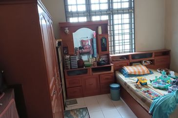 BEST LOCATION! Bungalow at Jalan Seri Teruntum Tanah Putih Kuantan Pahang for SALE!