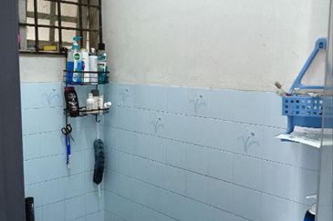 BEST LOCATION! Bungalow at Jalan Seri Teruntum Tanah Putih Kuantan Pahang for SALE!