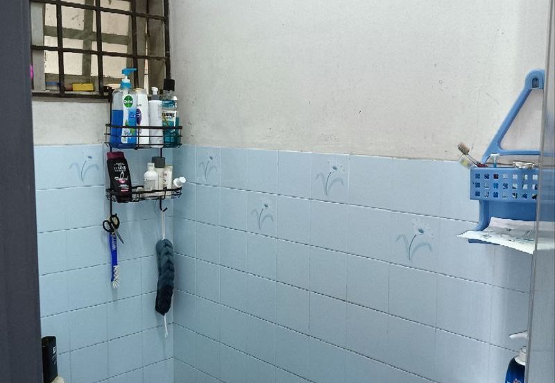 BEST LOCATION! Bungalow at Jalan Seri Teruntum Tanah Putih Kuantan Pahang for SALE!