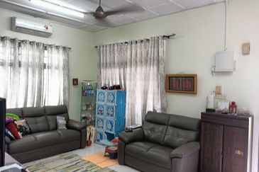 BEST LOCATION! Bungalow at Jalan Seri Teruntum Tanah Putih Kuantan Pahang for SALE!