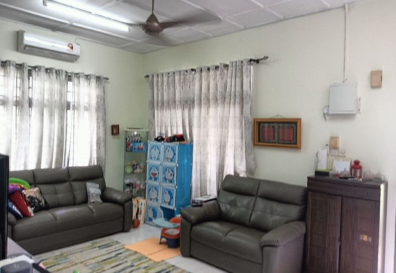 BEST LOCATION! Bungalow at Jalan Seri Teruntum Tanah Putih Kuantan Pahang for SALE!