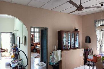 BEST LOCATION! Bungalow at Jalan Seri Teruntum Tanah Putih Kuantan Pahang for SALE!