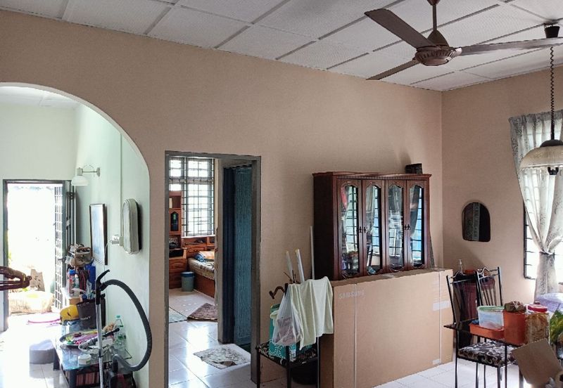 BEST LOCATION! Bungalow at Jalan Seri Teruntum Tanah Putih Kuantan Pahang for SALE!