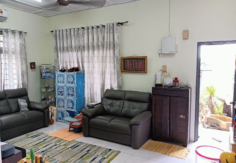 BEST LOCATION! Bungalow at Jalan Seri Teruntum Tanah Putih Kuantan Pahang for SALE!