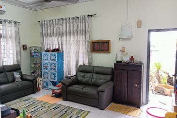 BEST LOCATION! Bungalow at Jalan Seri Teruntum Tanah Putih Kuantan Pahang for SALE!