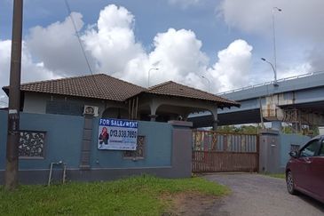 BEST LOCATION! Bungalow at Jalan Seri Teruntum Tanah Putih Kuantan Pahang for SALE!