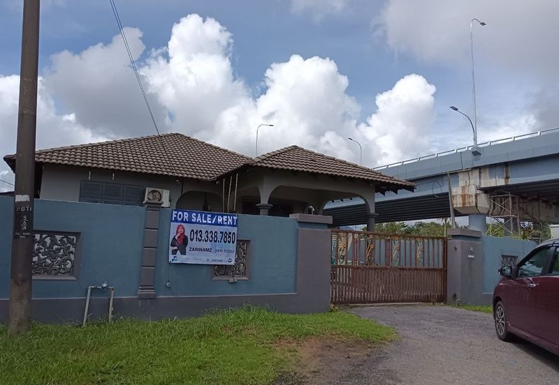 BEST LOCATION! Bungalow at Jalan Seri Teruntum Tanah Putih Kuantan Pahang for SALE!