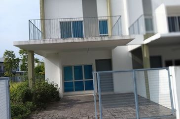 HOT DEAL! Corner lot! Double Storey Link House at Casawood Cybersouth for Sale!