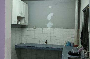 HOT DEAL! PANGSAPURI BLOCK E, DESA PANDAN FOR SALE!