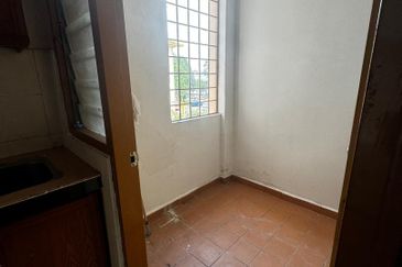 HOT DEAL! Very Well Maintained! Mawar Apartment Taman Sutera Kajang for Sale!