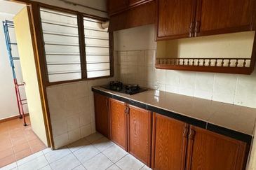 HOT DEAL! Very Well Maintained! Mawar Apartment Taman Sutera Kajang for Sale!