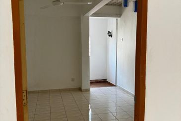 HOT DEAL! Very Well Maintained! Mawar Apartment Taman Sutera Kajang for Sale!