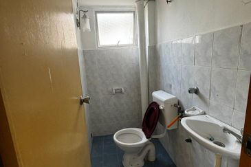 HOT DEAL! Very Well Maintained! Mawar Apartment Taman Sutera Kajang for Sale!