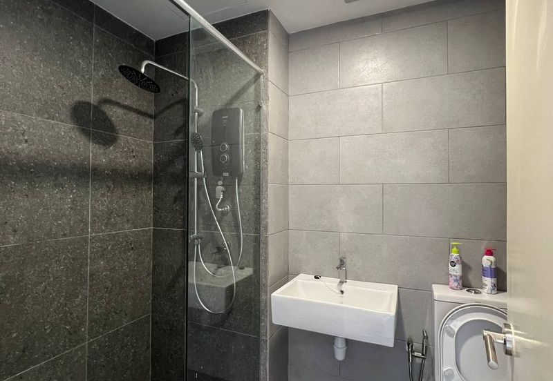 Meta City Residence at Seri Kembangan Near MRT for Rent!