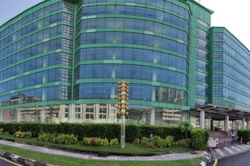 Life Plaza - Perfect for Car/Furniture Showroom, Galery, School and Medical Centre 