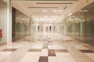 Life Plaza - Perfect for Car/Furniture Showroom, Galery, School and Medical Centre 