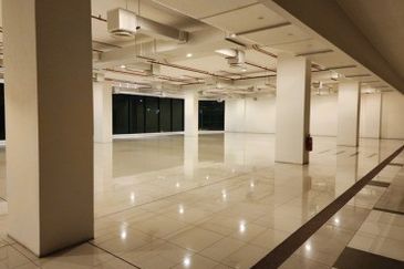 Life Plaza - Perfect for Car/Furniture Showroom, Galery, School and Medical Centre 