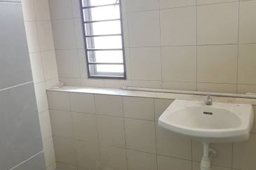 Bandar botanic aramaya 3sty house for sale or rent