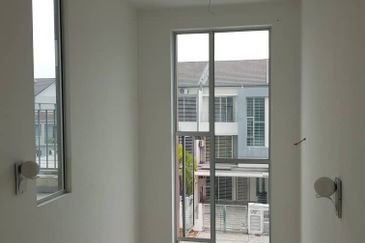 Bandar botanic aramaya 3sty house for sale or rent