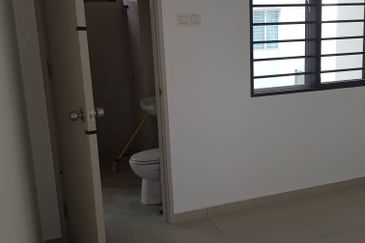 Bandar botanic aramaya 3sty house for sale or rent