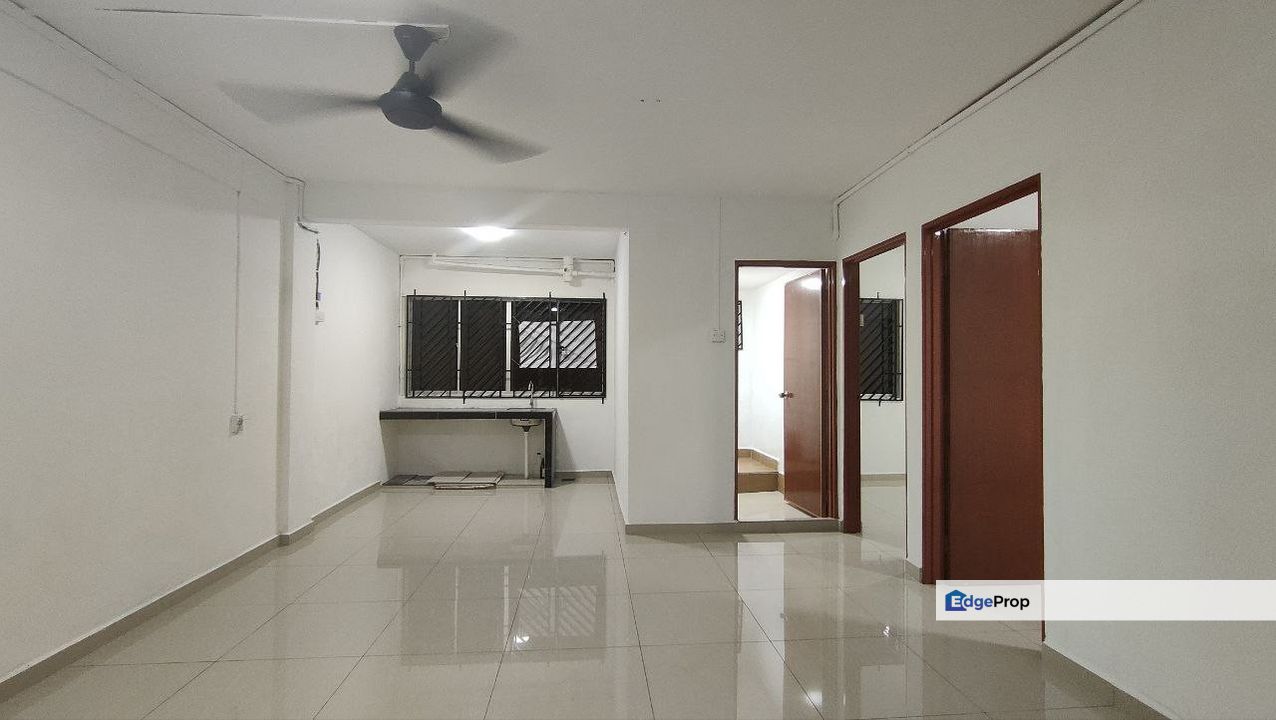 For Rent 1st Floor Bandar Selesa Jaya @Jalan Silat Gayong Renovated Full Tiles , Johor, Skudai