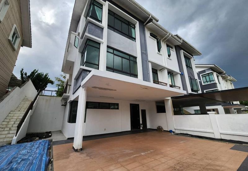Horizon Hills 3 Storey Semi D For Rent