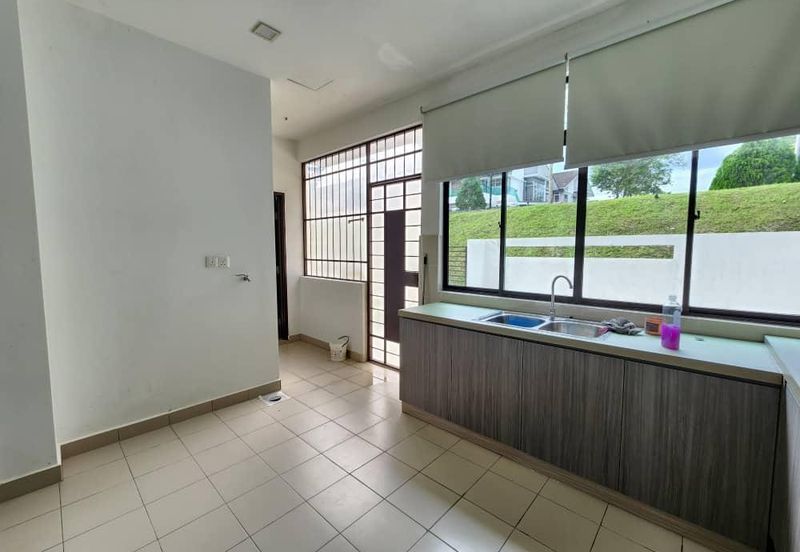 Horizon Hills 3 Storey Semi D For Rent