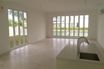 Emerald Bay @ Puteri harbour