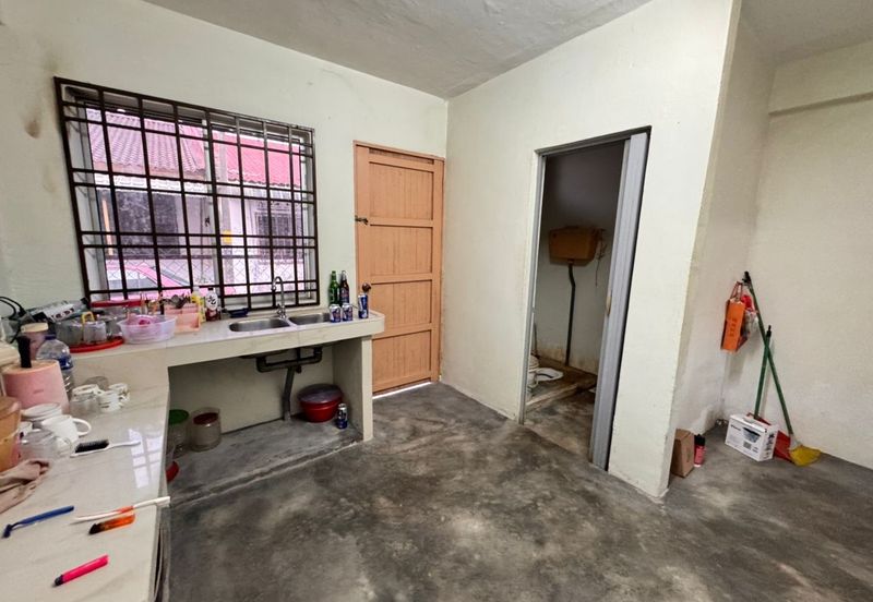 Taman Utama, Pekan Nanas