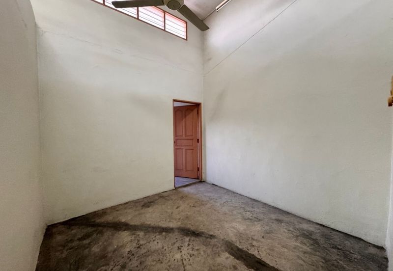 Taman Utama, Pekan Nanas