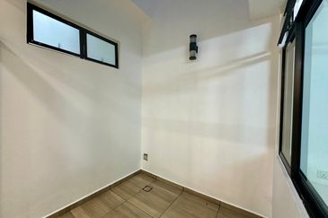 Maple Red, Adda Heights