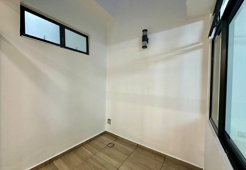 Maple Red, Adda Heights