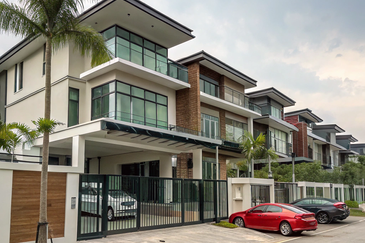 3 Storey Semi-D Freehold Individual Title Next to Selayang....