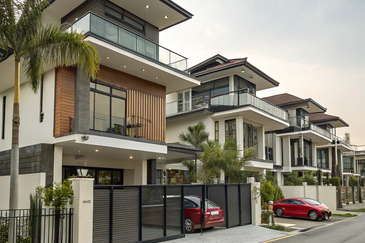 3 Storey Semi-D Freehold Individual Title Next to Selayang.....