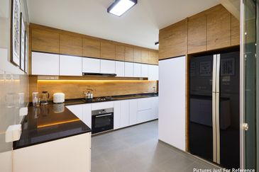 Near RELAU Freehold Low Density Condo, Fully Residential, 4 Bedroom