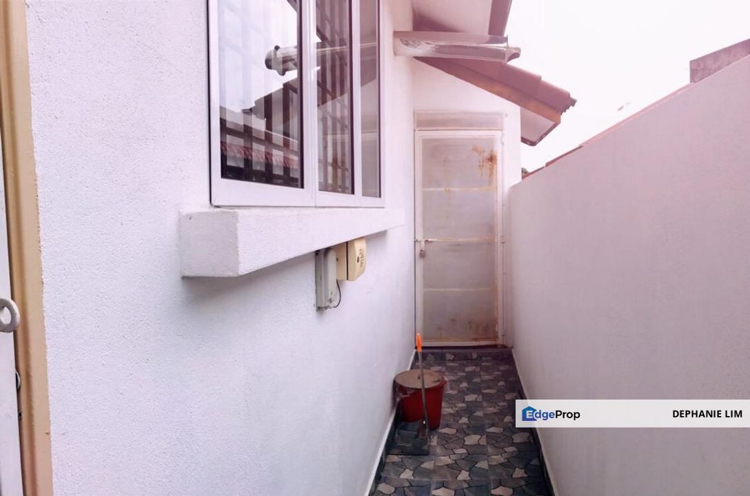 Bandar Bukit Raja House For Sale End Lot Renovated Extended Room Full width Kitchen, Selangor, Klang