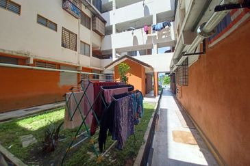 Johan Court Flat @ Alam Perdana