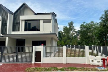 Bandar Kinrara Brand New 2 Sty Superlink Corner House For Sale
