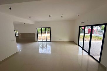 Bandar Kinrara Brand New 2 Sty Superlink Corner House For Sale