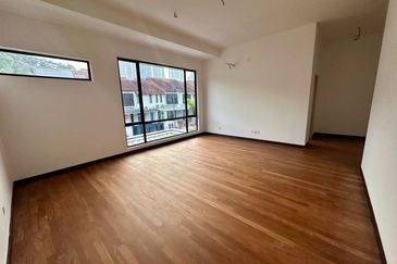 Bandar Kinrara Brand New 2 Sty Superlink Corner House For Sale