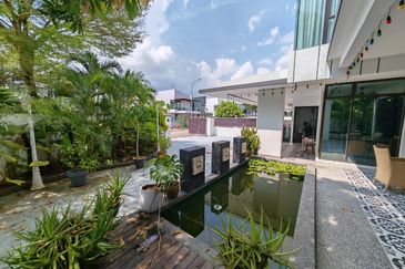 Maple Red, Adda Heights